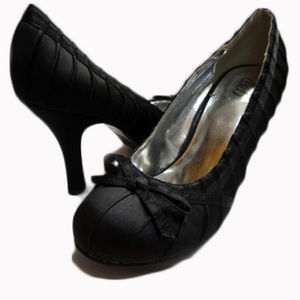 BLACK SATIN HEELS W/BOW